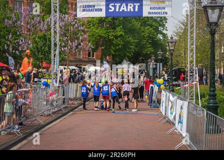 14 maggio, 2023, Leiden, Paesi Bassi, la maratona tradizionale di Leiden ha attirato un gran numero di partecipanti e spettatori nella giornata di sole nel centro A. Foto Stock