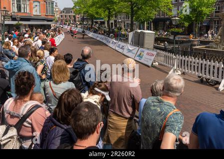 14 maggio, 2023, Leiden, Paesi Bassi, la maratona tradizionale di Leiden ha attirato un gran numero di partecipanti e spettatori nella giornata di sole nel centro A. Foto Stock