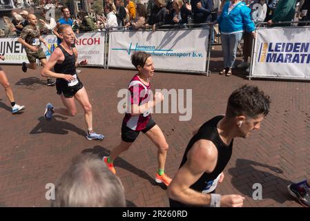 14 maggio, 2023, Leiden, Paesi Bassi, la maratona tradizionale di Leiden ha attirato un gran numero di partecipanti e spettatori nella giornata di sole nel centro A. Foto Stock