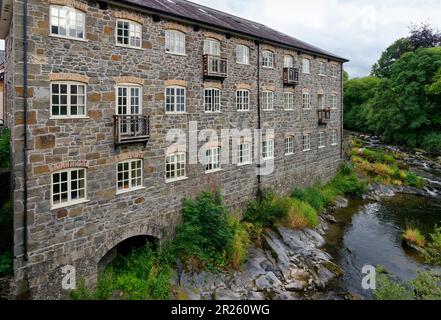 Bridgend Flannel Mill & River Severn a sud di Short Bridge, Llanidloes, Powys, Wales, UK Costruito nel 1834 Foto Stock