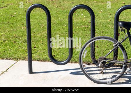 Vista su un parcheggio per biciclette con biciclette nelle giornate di sole. Foto Stock