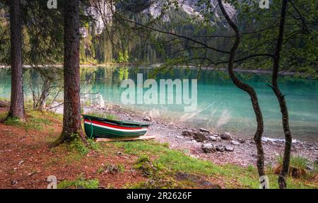 Piccola barca sulle rive del tranquillo Lago Tovel nel Nord Italia. Dolemites, Alpi italiane. Viaggi in Europa. Foto Stock