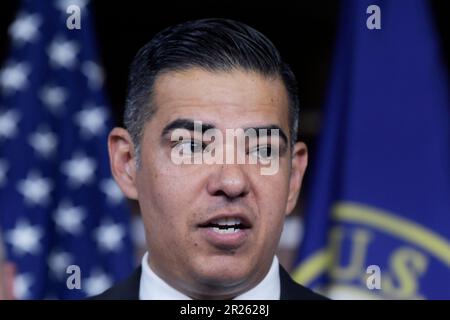 17 maggio 2023, Washington, Distretto di Columbia, USA: ROBERT GARCIA (D-CA), insieme ad altri membri della Camera, parla di risoluzione per espellere il Rep George Santos dal Congresso durante una conferenza stampa di oggi il 17 maggio 2023 a HVC/Capitol Hill a Washington DC, USA. (Credit Image: © Lenin Nolly/ZUMA Press Wire) SOLO PER USO EDITORIALE! Non per USO commerciale! Foto Stock