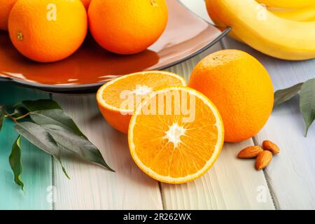 frutta a fette di arancia su sfondo di legno Foto Stock