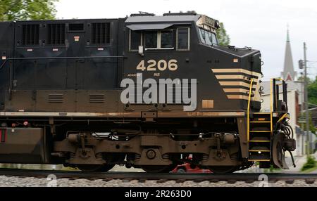 Una locomotiva della Norfolk Southern Railway che tira i container passa attraverso Abingdon, Virginia. Foto Stock