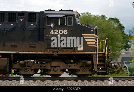 Una locomotiva della Norfolk Southern Railway che tira i container passa attraverso Abingdon, Virginia. Foto Stock