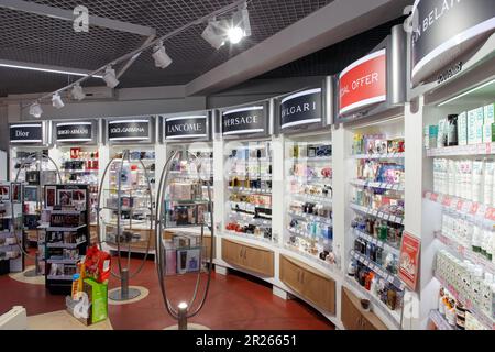 Bruzgi, Bielorussia - Agosto 11, 2019: vetrina parfumeria nel duty free shop Bela mercato Duty Free al checkpoint Bruzgi Foto Stock