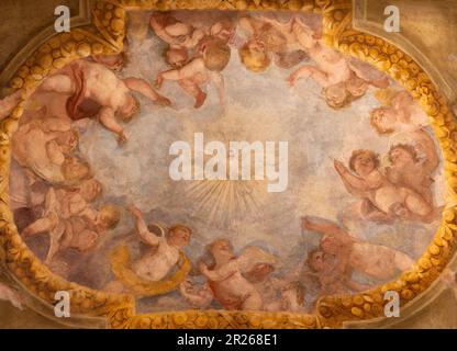 GENOVA, ITALIA - 7 MARZO 2023: L'affresco barocco dello Spirito Santo tra gli angeli nella Basilica di Santa Maria delle Vigne del 18. cent. Foto Stock