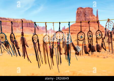 Tradizionale Navajo fatto a mano catchers sogno in vendita; John Ford's Point; Navajo Tribal Park; Monument Valley; Utah; STATI UNITI Foto Stock