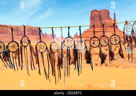 Tradizionale Navajo fatto a mano catchers sogno in vendita; John Ford's Point; Navajo Tribal Park; Monument Valley; Utah; STATI UNITI Foto Stock