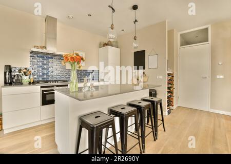 Moderna cucina con isola centrale e sgabelli bar con moderni cabinetry e  gli elettrodomestici in folle sfumature di marrone e beige Foto stock -  Alamy