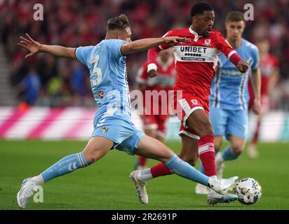 Callum Doyle (a sinistra) di Coventry City e Chuba Akpom di Middlesbrough combattono per la palla durante la partita semifinale di secondo livello del campionato Sky Bet al Riverside Stadium, Middlesbrough. Data immagine: Mercoledì 17 maggio 2023. Foto Stock