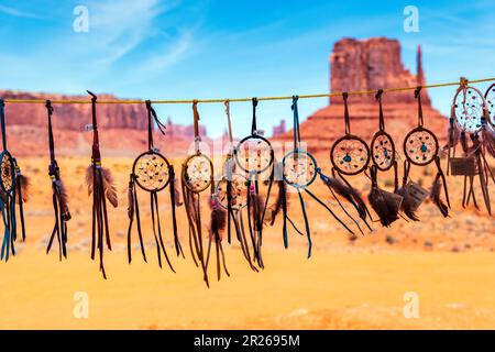 Tradizionale Navajo fatto a mano catchers sogno in vendita; John Ford's Point; Navajo Tribal Park; Monument Valley; Utah; STATI UNITI Foto Stock