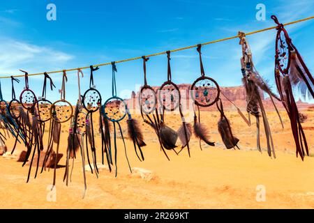 Tradizionale Navajo fatto a mano catchers sogno in vendita; John Ford's Point; Navajo Tribal Park; Monument Valley; Utah; STATI UNITI Foto Stock