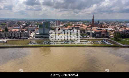 Osijek, Hrvatska. 17th maggio, 2023. Una vista aerea mostra il livello alto dell'acqua del fiume Drava a causa delle forti piogge a Osijek, Croazia, il 17 maggio 2023. Foto: Luka Stanzl/PIXSELL Credit: Pixsell/Alamy Live News Foto Stock