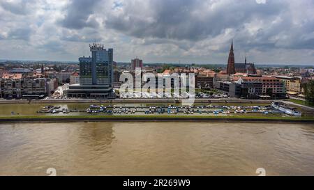 Osijek, Hrvatska. 17th maggio, 2023. Una vista aerea mostra il livello alto dell'acqua del fiume Drava a causa delle forti piogge a Osijek, Croazia, il 17 maggio 2023. Foto: Luka Stanzl/PIXSELL Credit: Pixsell/Alamy Live News Foto Stock