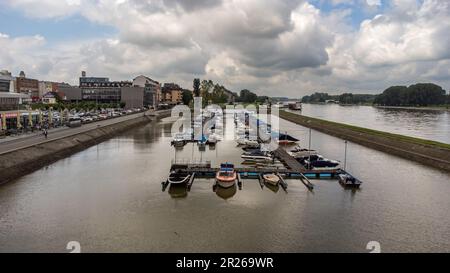 Osijek, Hrvatska. 17th maggio, 2023. Una vista aerea mostra il livello alto dell'acqua del fiume Drava a causa delle forti piogge a Osijek, Croazia, il 17 maggio 2023. Foto: Luka Stanzl/PIXSELL Credit: Pixsell/Alamy Live News Foto Stock