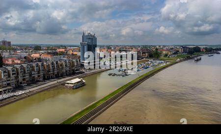 Osijek, Hrvatska. 17th maggio, 2023. Una vista aerea mostra il livello alto dell'acqua del fiume Drava a causa delle forti piogge a Osijek, Croazia, il 17 maggio 2023. Foto: Luka Stanzl/PIXSELL Credit: Pixsell/Alamy Live News Foto Stock