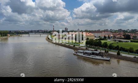 Osijek, Hrvatska. 17th maggio, 2023. Una vista aerea mostra il livello alto dell'acqua del fiume Drava a causa delle forti piogge a Osijek, Croazia, il 17 maggio 2023. Foto: Luka Stanzl/PIXSELL Credit: Pixsell/Alamy Live News Foto Stock