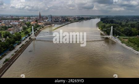 Osijek, Hrvatska. 17th maggio, 2023. Una vista aerea mostra il livello alto dell'acqua del fiume Drava a causa delle forti piogge a Osijek, Croazia, il 17 maggio 2023. Foto: Luka Stanzl/PIXSELL Credit: Pixsell/Alamy Live News Foto Stock