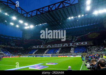 Milano, Italia. 16th maggio, 2023. Tifosi dell'AC Milan durante la semifinale della UEFA Champions League tra il FC Internazionale e l'AC Milan allo Stadio San Siro, Milano, Italia, il 16 maggio 2023. Credit: Giuseppe Maffia/Alamy Live News Foto Stock