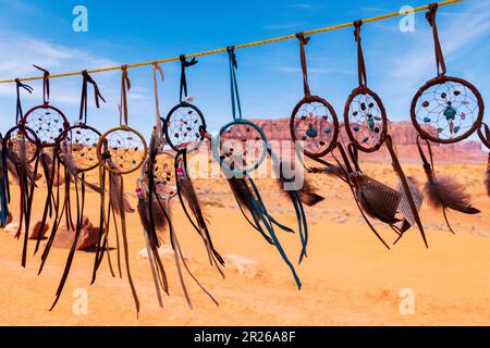 Tradizionale Navajo fatto a mano catchers sogno in vendita; John Ford's Point; Navajo Tribal Park; Monument Valley; Utah; STATI UNITI Foto Stock