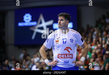 Magdeburgo, Germania. 17th maggio, 2023. Pallamano: Champions League, SC Magdeburg - Wisla Plock, finale, knockout round, quarti di finale, seconde gambe, GETEC Arena. Abel Serdio Guntin di Plock è rimasto deluso in campo dopo il fischio finale. Credit: Ronny Hartmann/dpa-Zentralbild/dpa/Alamy Live News Foto Stock