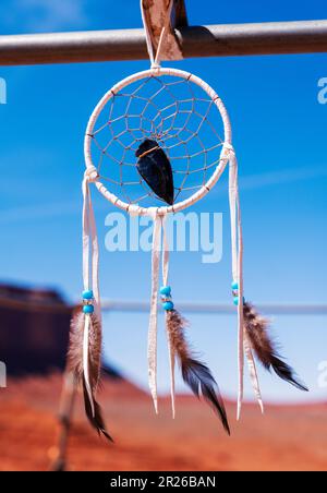 Tradizionale Navajo fatto a mano catchers sogno in vendita; John Ford's Point; Navajo Tribal Park; Monument Valley; Utah; STATI UNITI Foto Stock