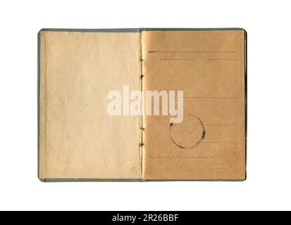 vista frontale dettaglio primo piano di un piccolo vecchio notebook con carta marrone giallo vintage e timbro con sigillo e prima pagina vuota aperta e isolata su bianco Foto Stock
