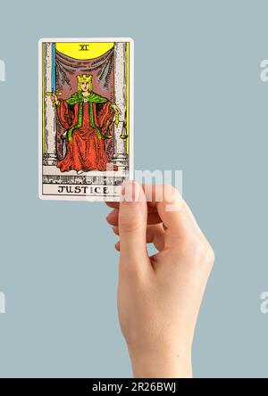 Berlino Germania Maggio 16 2023 mano che tiene la carta tar Justice. Foto Stock