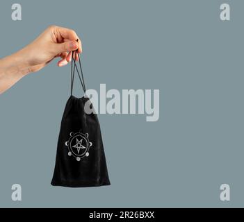 Berlino Germania Maggio 16 2023 Borsa esoterica in tessuto strega in mano. Sfondo banner. Foto Stock
