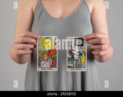 Berlino Germania Maggio 16 2023 TAROT sole e morte carte in ahnds di fortuna. Foto Stock