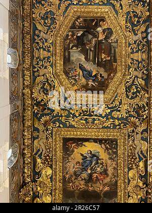 Gravina, Italia. Interno della Cattedrale Cattolica Romana. Due dipinti del 17th ° secolo sul soffitto dorato. L'Assunzione di San Maria nei cieli. Foto Stock
