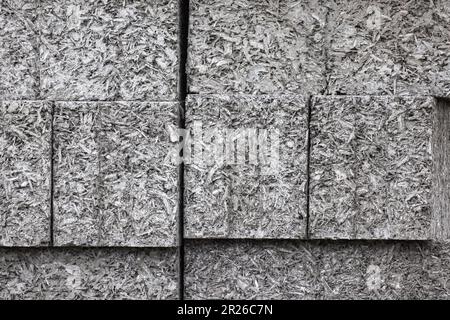 Blocchi di arbolite impilati, questo materiale da costruzione è costituito da calcestruzzo leggero a base di legante cementizio, aggregati organici e additivi chimici. Anche kno Foto Stock