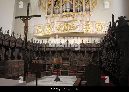 Gravina, Italia. Interno della Cattedrale Cattolica Romana. Il presbiterio, con il coro cinquecentesco in noce intarsiato. Foto Stock