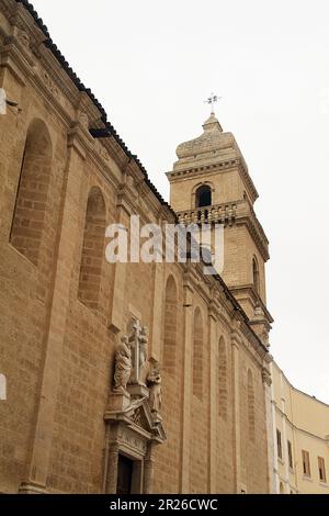 Gravina, Italia. La facciata meridionale della Cattedrale Cattolica Romana, con le statue sopra il portale e il campanile. Foto Stock