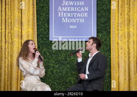 Washington, Stati Uniti d'America. 16th maggio, 2023. Washington, Stati Uniti d'America. 16 maggio, 2023. Gli artisti di Broadway Micaela Diamond, Left, e ben Platt suonano canzoni da “Parade,” durante la prima celebrazione della Casa Bianca del mese del Patrimonio Ebraico Americano nella Sala Orientale della Casa Bianca, 16 maggio 2023 a Washington, DC Credit: Adam Schultz/White House Photo/Alamy Live News Foto Stock