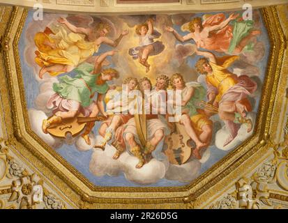 GENOVA, ITALIA - 6 MARZO 2023: L'affresco a soffitto del Coro degli angeli con gli strumenti musicali della chiesa di Santa Caterina Foto Stock