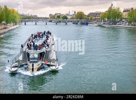 PARIGI, FRANCIA - 24 aprile 2023: Nave da crociera turistica di lusso che naviga sul fiume Senna (Senna) in Francia, Europa Foto Stock