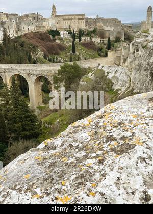 Gravina in Puglia. Panorama dal sito archeologico, con vista sul Ponte Acquedotto sul burrone e sugli edifici della città vecchia. Foto Stock