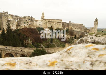 Gravina, Italia. Skyline, con vista sulla Cattedrale di Gravina e su altri edifici antichi nel centro storico. Panorama dal sito archeologico. Foto Stock