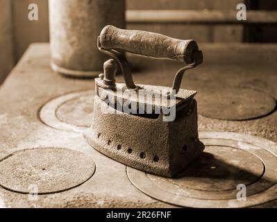 Ferro vecchio su una stufa cuoco seppia tonificante Foto Stock