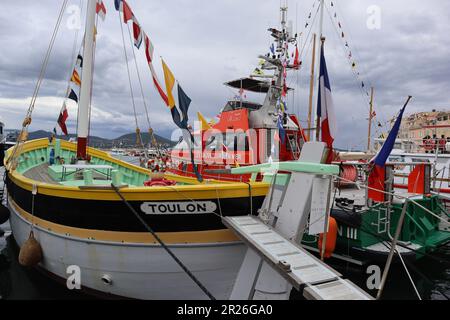 Saint-Tropez Francia - 17th 2023 maggio, all'alba di queste 465th Bravades il 16, 17 e 18 maggio, diversi momenti segneranno questi ultimi giorni. La passeggiata dei Yoyes di domenica segnerà una tappa finale. Credit Ilona Barna BIPHOTONEWS, Alamy Live News Foto Stock