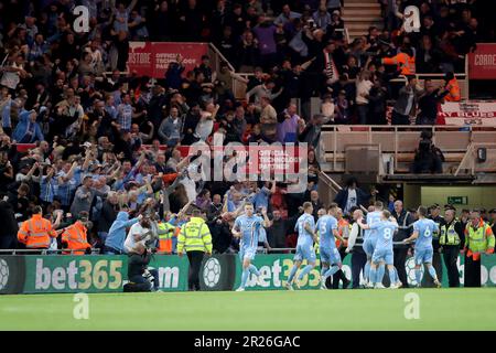 I giocatori di Coventry City festeggiano davanti ai loro fan dopo che Gustavo Hamer ha segnato il loro primo goalduring del campionato Sky Bet Play Off semi Final 2nd LEG tra Middlesbrough e Coventry City al Riverside Stadium di Middlesbrough mercoledì 17th maggio 2023. (Foto: Mark Fletcher | NOTIZIE MI) Credit: NOTIZIE MI & Sport /Alamy Live News Foto Stock