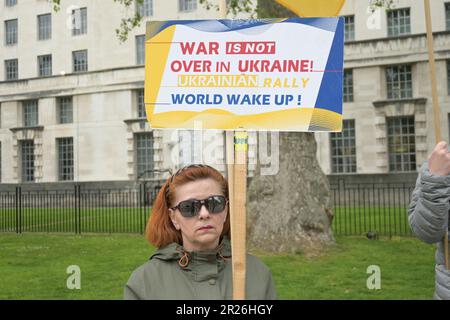 Downing Street, Londra, Regno Unito. 17 maggio 2023. L'Ucraina protesta contro l'invasione russa ogni settimana, un anno dopo l'attacco missilistico russo alla capitale Ucraina Kiev. All'inizio di questa settimana Volodymyr Zelenskyy è un presidente dell'Ucraina che incontra il primo ministro britannico Rishi Sunak per aiutare l'Ucraina a promettere armi e droni all'Ucraina. Stranamente nessuno dei media britannici aveva mai coperto la protesta Ucraina contro l'invasione russa. Inoltre, i fotografi indipendenti sono ammalati di una scozzese e di una donna giapponese che sostiene e dice al fotografo che non è possibile scattare foto qui? Th Foto Stock