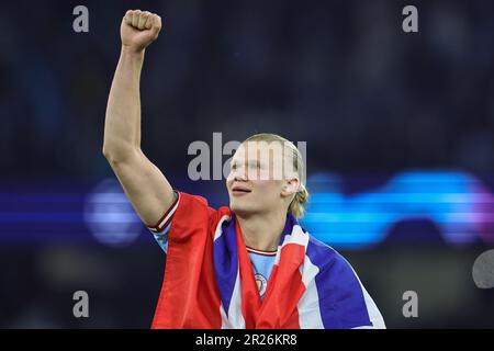 Erling Håland #9 di Manchester City celebra la vittoria delle sue squadre dopo la semifinale della UEFA Champions League seconda tappa Manchester City vs Real Madrid allo stadio Etihad di Manchester, Regno Unito, 17th maggio 2023 (Foto di Mark Cosgrove/News Images) Foto Stock