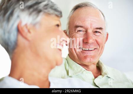 Uomo e donna maturi sorridenti. Ritratto di bell'uomo maturo e donna sorridente su sfondo piano. Foto Stock
