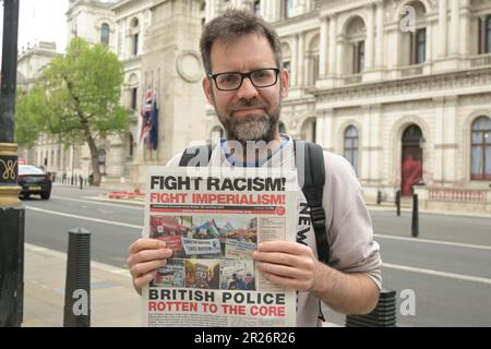 Downing Street, Londra, Regno Unito. 17th maggio, 2023. I manifestanti chiedono di interrompere la spedizione di munizioni all'uranio impoverito dal Regno Unito all'Ucraina è anche un lungo danno per la popolazione di Ucraina e Russia. I manifestanti di Londra sollevano nuovamente i pericoli delle munizioni all'uranio impoverito del Regno Unito utilizzate in Ucraina. Le munizioni all'uranio impoverito della NATO sono state usate in Jugoslavia e in Iraq, l'uranio impoverito è stato accusato di orribili difetti congeniti, leucemia, tumori, danni renali e malattie mentali nei bambini in Iraq e Serbia, Londra, Regno Unito Credit: Vedere li/Picture Capital/Alamy Live News Foto Stock