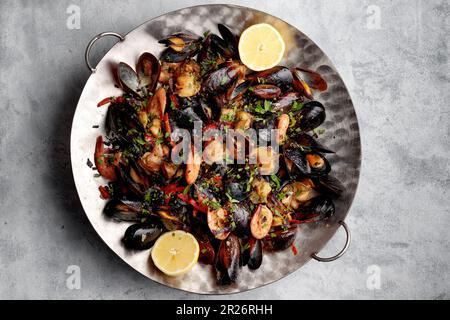 insalata di pesce alla griglia con sapori di gamberi, cozze, capesante e calamari, mescolati con verdure fresche e spezie aromatiche Foto Stock