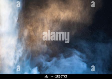 Vista nebulosa formata dal punto di caduta della cascata, nel fiume sotto le cascate di Murtle Helmcken è una cascata di 141 m (463 piedi) sulla Murtle Rive Foto Stock